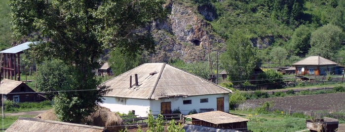Пещеры в селе Искра is one of Алтай.