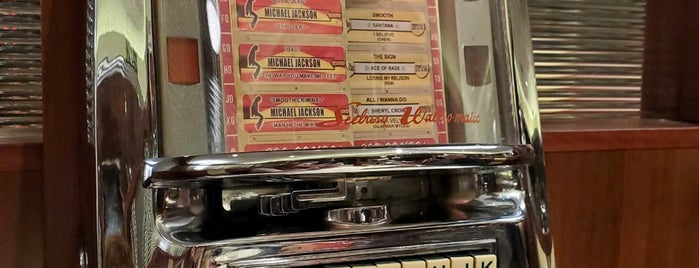 Silver Diner is one of Lugares favoritos de Kendra.