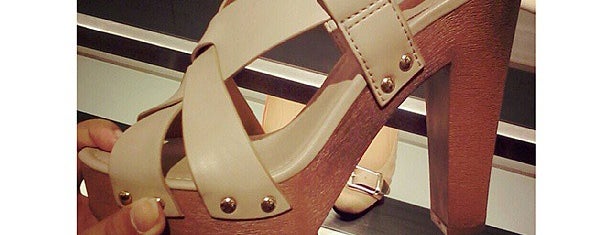 Charles & Keith is one of Lugares favoritos de Arie.