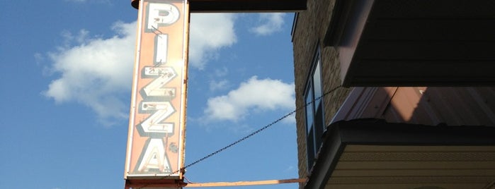 Riverside Bar & Pizzeria is one of Lugares favoritos de Carrie Twardowski.