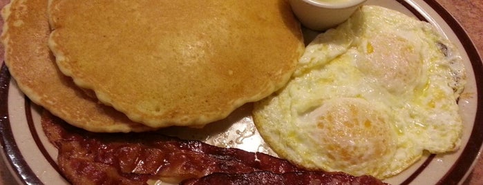 Denny's is one of Fernandaさんのお気に入りスポット.