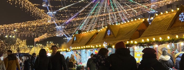 Bukarester Weihnachtsmarkt is one of Orte, die Damla gefallen.