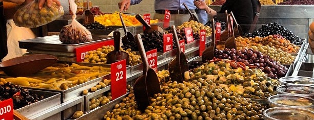 Mercado Mahane Yehuda is one of Lugares favoritos de Andrew.