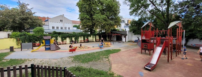 Veřejné dětské hřiště Nad Primaskou is one of Hřiště.