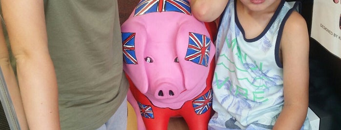 Mini Henson Pig by Kingsway Primary School is one of The Gloucestershire Old Spots Trail.