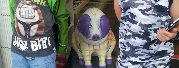 Mini Henson Pig by Dinglewell Junior School is one of The Gloucestershire Old Spots Trail.