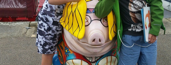 Henson Pig #24 - Hippy Piggy is one of The Gloucestershire Old Spots Trail.