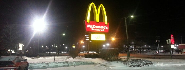 McDonald's is one of สถานที่ที่ Annie ถูกใจ.