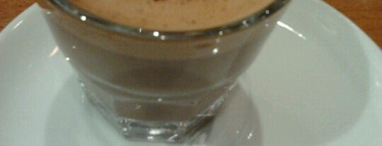 Costa Coffee is one of Locais curtidos por Deniss.