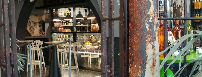 Officine Bocelli - Food Court is one of Vallyri’s Liked Places.