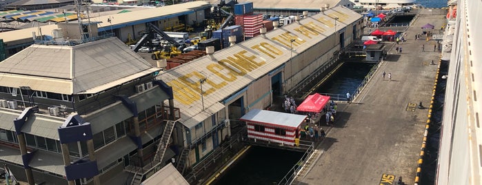 Port of Suva is one of Lieux qui ont plu à Paula.