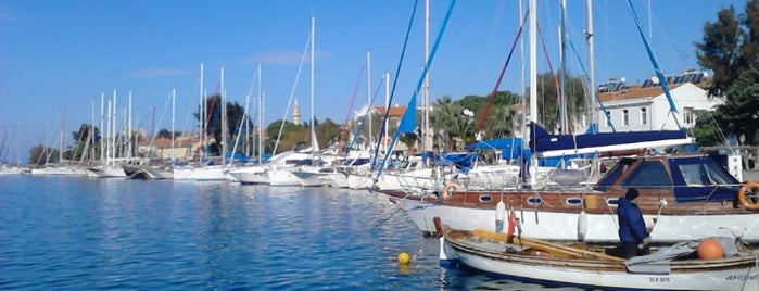 Eski Foça Marina is one of สถานที่ที่ Jülide ถูกใจ.