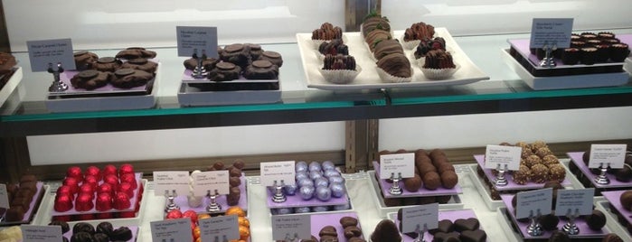 Godiva Chocolatier is one of Orte, die Chris gefallen.