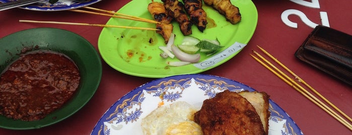 Roti Canai Kayu Arang is one of Melaka eateries.