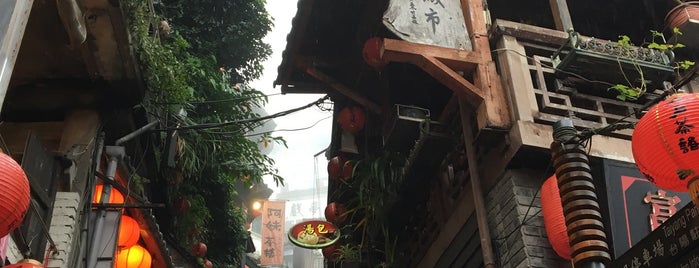 悲情城市小上海茶樓 city of sadness restaurant is one of สถานที่ที่บันทึกไว้ของ Dat.