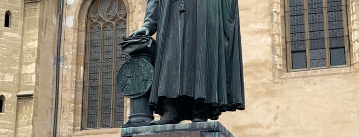 The Statue Of Georg Daniel Teutsch is one of Rumunsko.