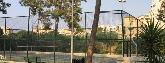 Basketball Court is one of Tempat yang Disukai Hanna.