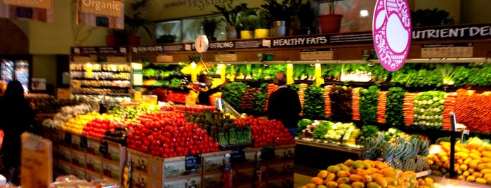 Whole Foods Market is one of Lugares favoritos de Annette.