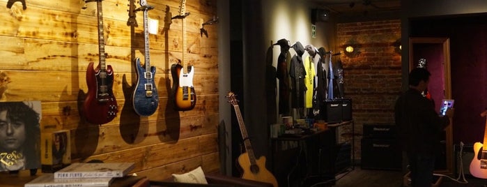 Steelwood Guitars is one of สถานที่ที่ Jonathan ถูกใจ.