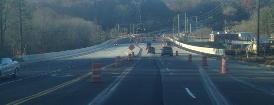 Johnson Ferry Road Bridge @ Chattahoochee River is one of Lugares favoritos de Chester.