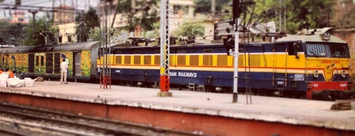 Platform 1 is one of Tempat yang Disimpan Abhijeet.