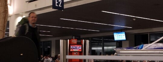 Gate E2 is one of สถานที่ที่ Enrique ถูกใจ.