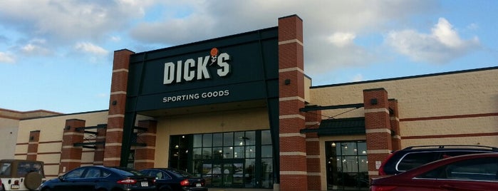 DICK'S Sporting Goods is one of Tempat yang Disukai Brian.