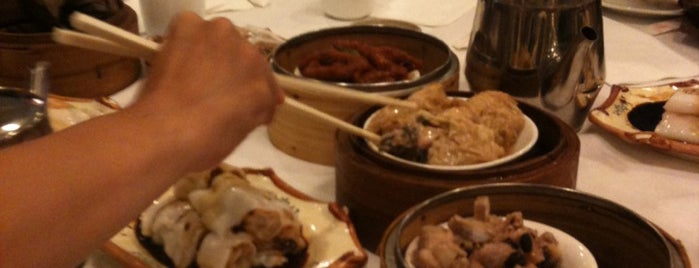Qin Dynasty Seafood Restaurant is one of สถานที่ที่ A.J. ถูกใจ.