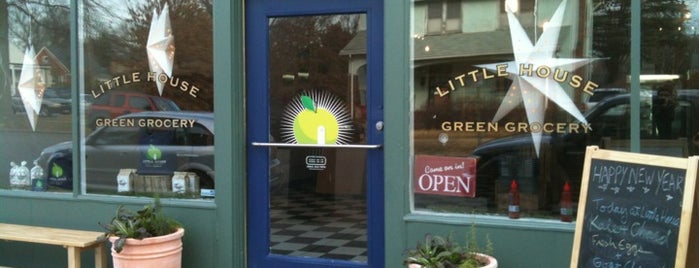 Little House Green Grocery is one of สถานที่ที่ Ashley ถูกใจ.