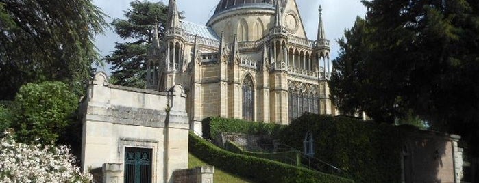 La Chapelle Royale de Dreux is one of À voir.
