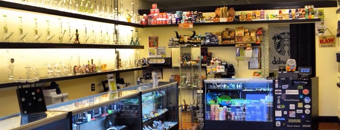 Carbon Smoke Shop is one of Darrell'in Beğendiği Mekanlar.