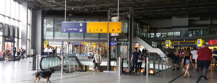 Bahnhof Berlin-Lichtenberg is one of The Bourne Ultimatum (2007).