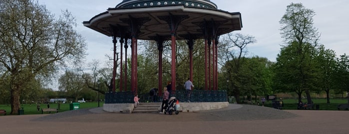 Clapham Common Bandstand is one of Tempat yang Disukai Jon.