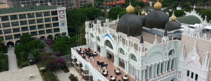 Venezia Palace Deluxe Resort Hotel is one of สถานที่ที่ Oğuz Kağan ถูกใจ.