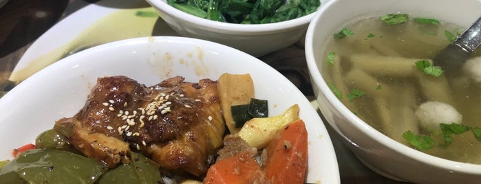 鄞家小館 is one of 台視中崙市場周邊美食.