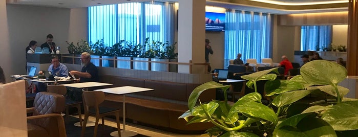 Qantas Club is one of Oneworld Lounges.