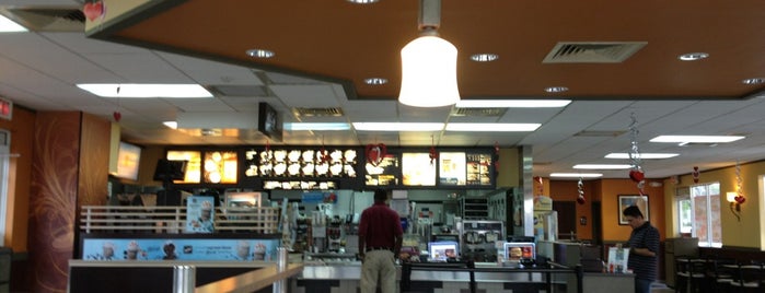 McDonald's is one of สถานที่ที่ JR umana ถูกใจ.