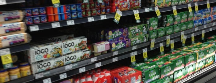 Save-On-Foods is one of Tempat yang Disukai Moe.