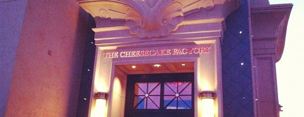 The Cheesecake Factory is one of Locais curtidos por Stephanie.