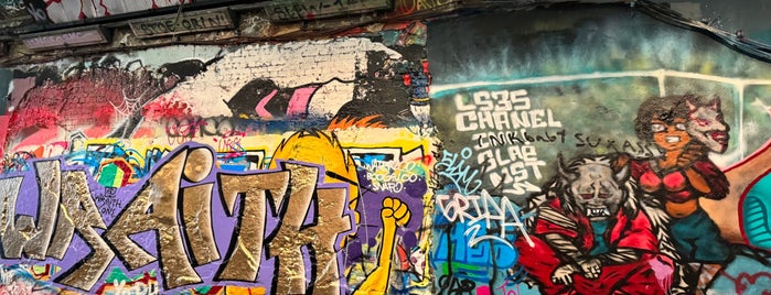 Leake Street Graffiti Tunnel is one of Gespeicherte Orte von Anna.