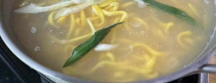 황도바지락칼국수 is one of 맛집.