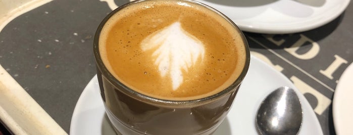 Costa Coffee is one of Tempat yang Disukai Lisa.