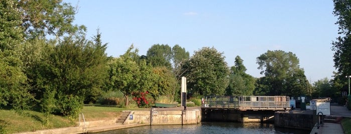 Mapledurham Lock is one of @WineAlchemy1 : понравившиеся места.