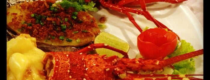 Lobster and Prawn Restaurant is one of Tempat yang Disukai Igor.