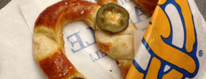 Auntie Anne's Pretzels is one of Justin'in Beğendiği Mekanlar.