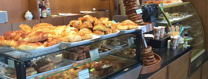 Simit House Cafe & Bakery is one of Locais salvos de Аndrei.