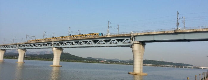 Magok Railway Bridge is one of สถานที่ที่ Nicholas ถูกใจ.