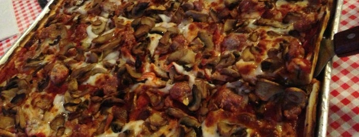 Dom & Phil De Marinis Pizza is one of Lugares favoritos de Jayson.