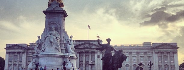 Buckingham Palace is one of London Trip 2013.