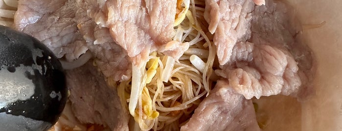 ใสสะอาด ลูกชิ้นน้ำใส (Sai Sa-ard) is one of Beef Noodle in Bangkok.